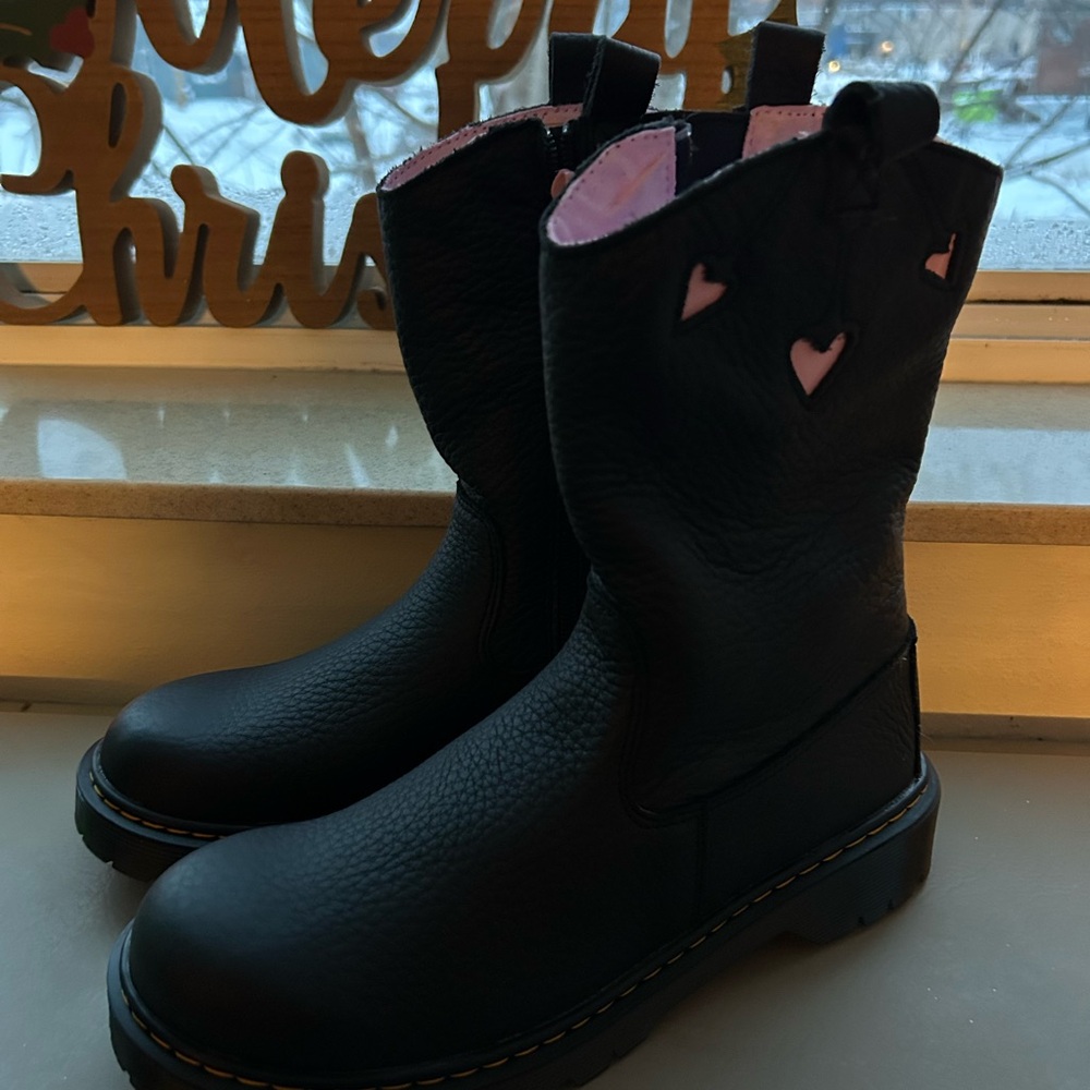 Dr. Martens Bex Heart Pull-On boots
